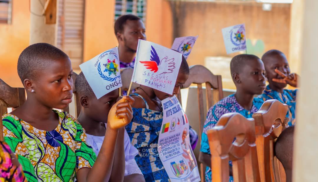 Distribution des kits scolaires — Glo Alladacomè